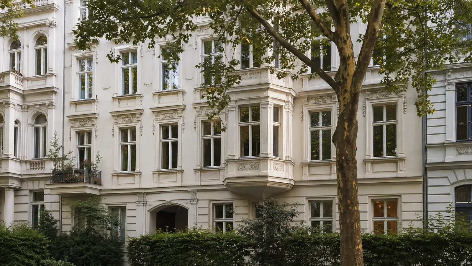 Gründerzeitfassade mit reichem Stuckschmuck