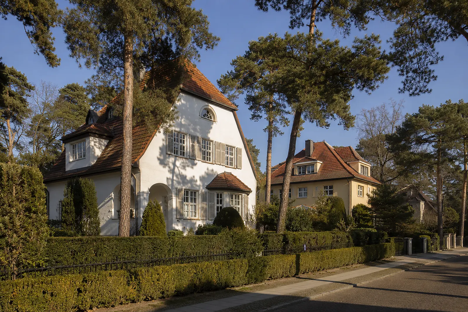 Landhaus, frei stehend und umgeben von einem weitläufigen Garten